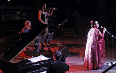 La diosa Martirio tiende puentes entre el tango y la copla en …