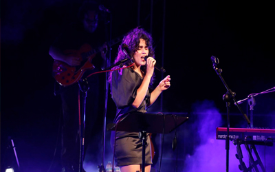 El festival Música en el Castell de Dénia se estrena con la solidez y la sensibilidad de La María.